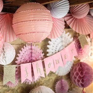pompons-lampions-baby-shower-decoration-baby-shower-pompons-roses