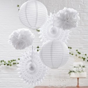 pompons-lampions-baby-shower-decoration-baby-shower-rosaces-blanches