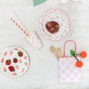 deco-baby-shower-theme-fraises-et-cerises-vaisselle-jetable