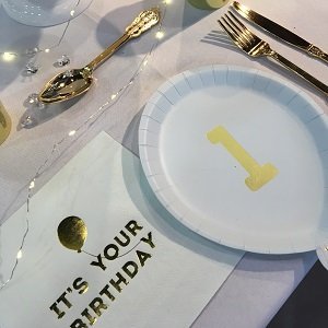 anniversaire-1-an-bleu-ciel-et-or-deco-table