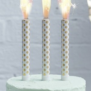 anniversaire-adulte-theme-blanc-or-bougies-fontaines