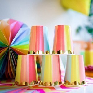 anniversaire-enfant-theme-multicolore-decoration-de-table-gobelets