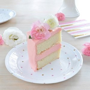 Gâteau D'anniversaire Avec Des Bougies Et Des étincelles Sur Une Table En  Bois De Couleur Et Un Fond Clair