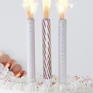decoration-gateau-anniversaire-fille-piques-gateaux-bougies-fontaines-rose-gold